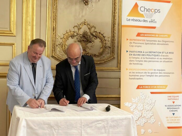 A gauche Christophe Roth, Président de l’Agefiph, à droite Jean-Pierre Benazet, Président de Cheops signant la convention Agefiph-Cheops 2022-2024